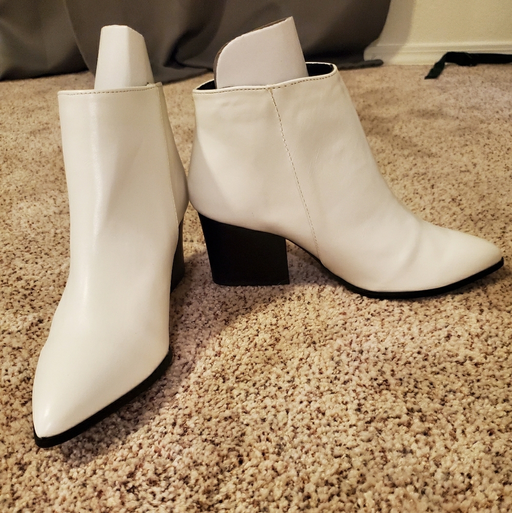 *SOLD* Sz 6 white booties